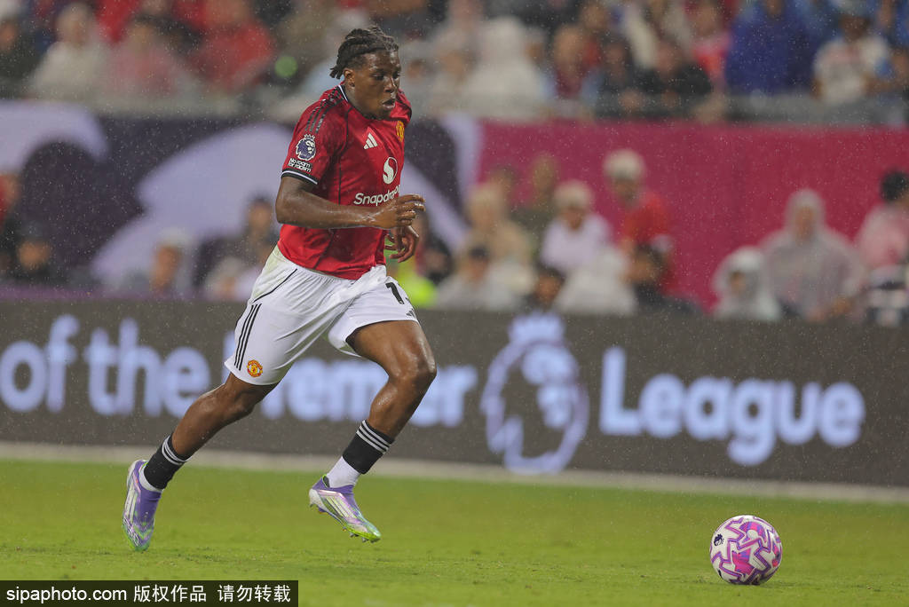 包含足球小组赛焦点战：燕赵迅豹队鏖战徽州巨龙队，新星闪耀。高压逼抢成功的词条-爱游戏平台首页